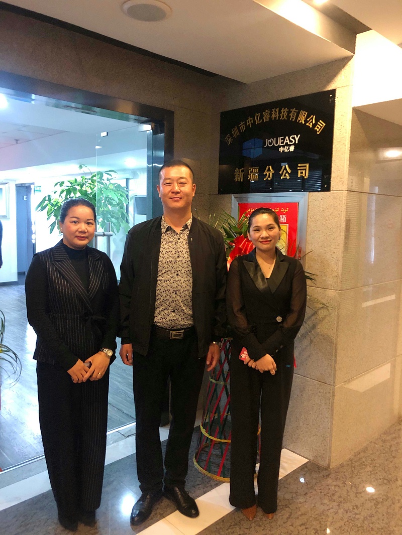 中億?？萍夹陆止境闪⒔遗苾x式合影