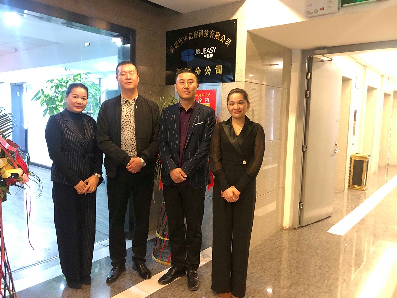 中億?？萍夹陆止境闪⒔遗苾x式合影